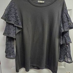 Cotton top with lacie tier sleeves